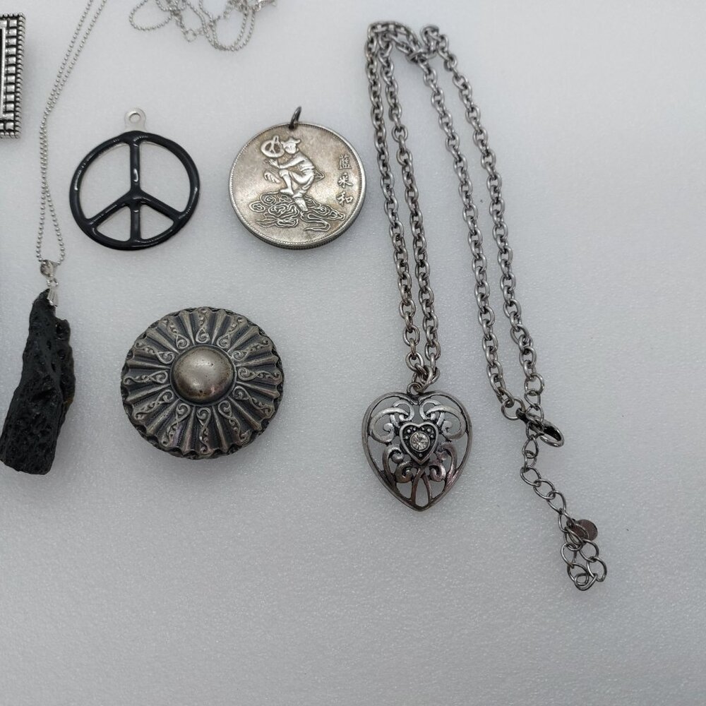 Lot Of 7 Pieces Jewelry Silver Tone Necklace, Brooch Pin & Pendants - Picture 2 of 12
